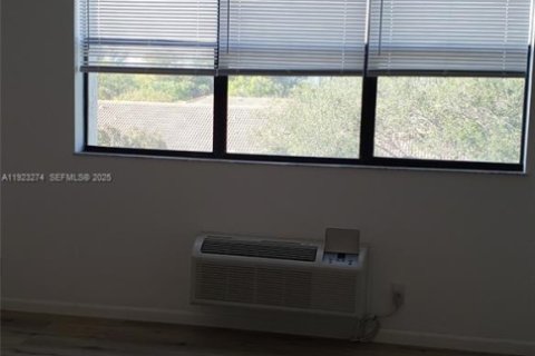 Copropriété à louer à Coral Springs, Floride: 44.13 m2 № 2079065 - photo 4