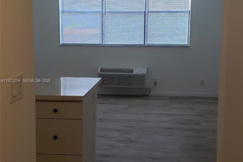 Copropriété à louer à Coral Springs, Floride: 44.13 m2 № 2079065 - photo 6