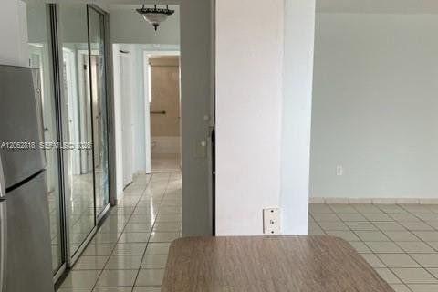 Condo in Miami Beach, Florida, 1 bedroom № 2265912 - photo 2