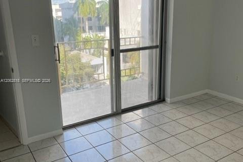 Condo in Miami Beach, Florida, 1 bedroom № 2265912 - photo 8