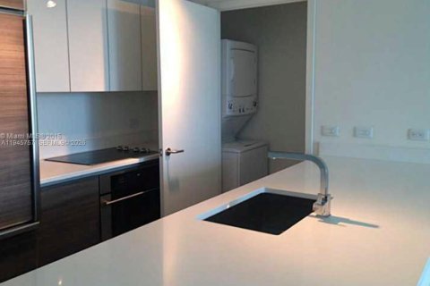 Condo in Miami, Florida, 1 bedroom  № 2002062 - photo 2