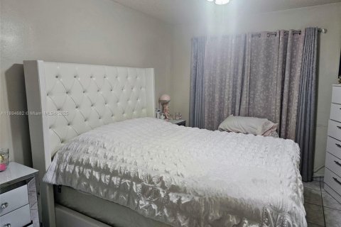 House in Hollywood, Florida 1 bedroom, 186.36 sq.m. № 1953276 - photo 5