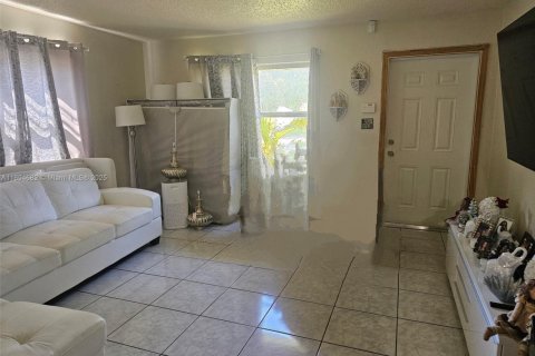 House in Hollywood, Florida 1 bedroom, 186.36 sq.m. № 1953276 - photo 2