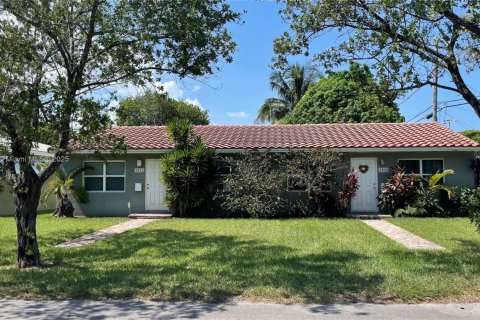 House in Hollywood, Florida 1 bedroom, 186.36 sq.m. № 1953276 - photo 1