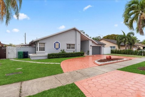 House in Miami, Florida 4 bedrooms, 186.27 sq.m. № 2003310 - photo 5