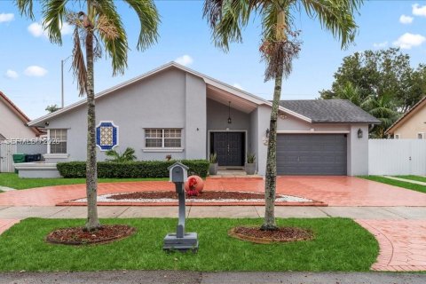 House in Miami, Florida 4 bedrooms, 186.27 sq.m. № 2003310 - photo 3