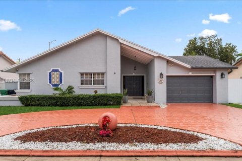 House in Miami, Florida 4 bedrooms, 186.27 sq.m. № 2003310 - photo 2