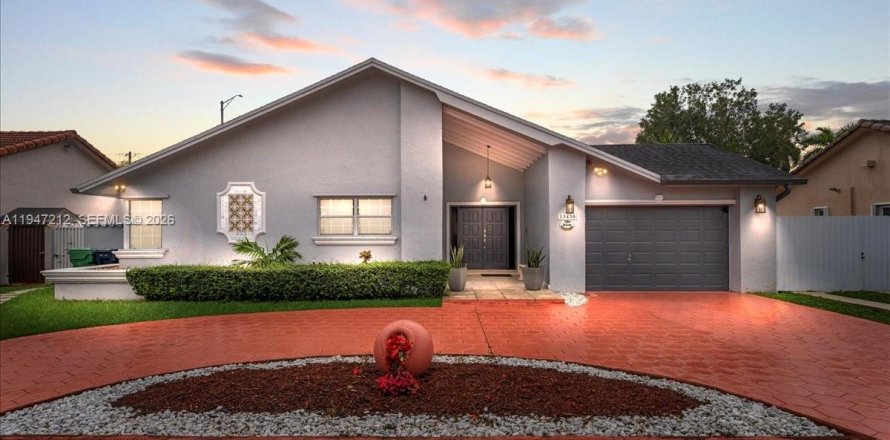 House in Miami, Florida 4 bedrooms, 186.27 sq.m. № 2003310