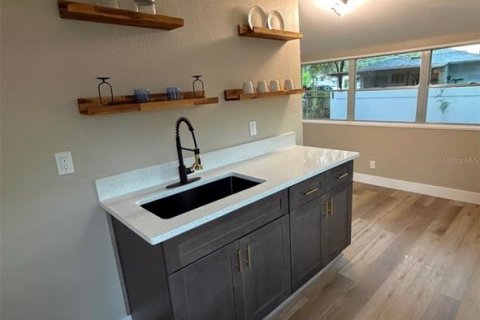 Propiedad comercial en alquiler en Tampa, Florida, 70.23 m2 № 2278032 - foto 12