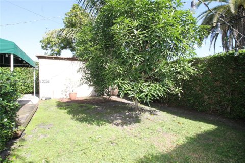 House in Coral Gables, Florida 3 bedrooms, 142.51 sq.m. № 1730540 - photo 28