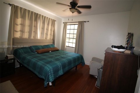 House in Coral Gables, Florida 3 bedrooms, 142.51 sq.m. № 1730540 - photo 17