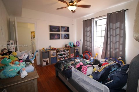 House in Coral Gables, Florida 3 bedrooms, 142.51 sq.m. № 1730540 - photo 20