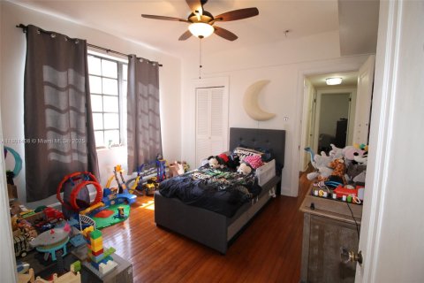 House in Coral Gables, Florida 3 bedrooms, 142.51 sq.m. № 1730540 - photo 19