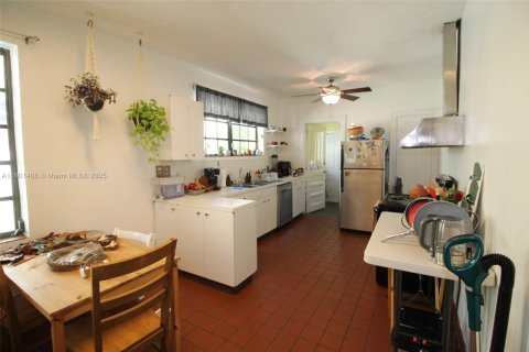 House in Coral Gables, Florida 3 bedrooms, 142.51 sq.m. № 1730540 - photo 15