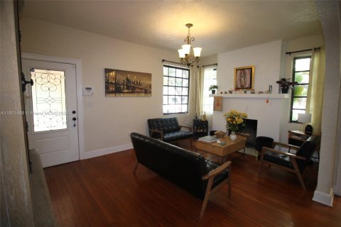 House in Coral Gables, Florida 3 bedrooms, 142.51 sq.m. № 1730540 - photo 5