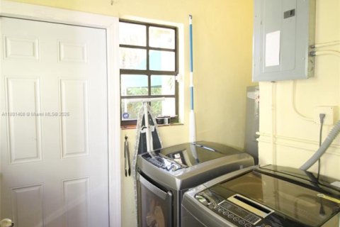 House in Coral Gables, Florida 3 bedrooms, 142.51 sq.m. № 1730540 - photo 24