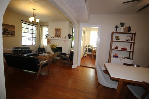 House in Coral Gables, Florida 3 bedrooms, 142.51 sq.m. № 1730540 - photo 7