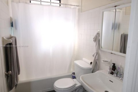 House in Coral Gables, Florida 3 bedrooms, 142.51 sq.m. № 1730540 - photo 23