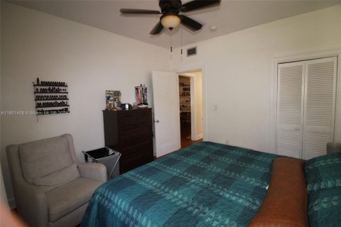 House in Coral Gables, Florida 3 bedrooms, 142.51 sq.m. № 1730540 - photo 16