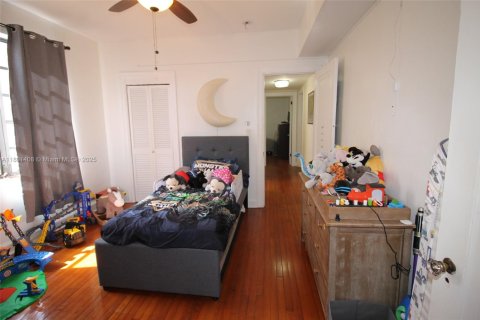 House in Coral Gables, Florida 3 bedrooms, 142.51 sq.m. № 1730540 - photo 21
