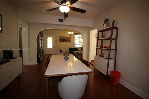 House in Coral Gables, Florida 3 bedrooms, 142.51 sq.m. № 1730540 - photo 10