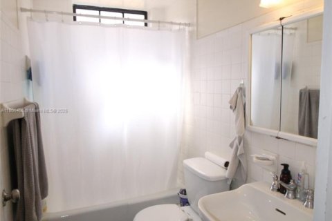 House in Coral Gables, Florida 3 bedrooms, 142.51 sq.m. № 1730540 - photo 22