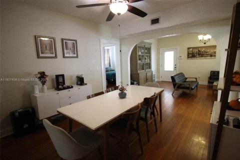 House in Coral Gables, Florida 3 bedrooms, 142.51 sq.m. № 1730540 - photo 11