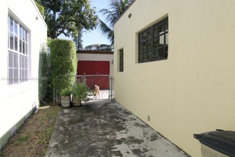 House in Coral Gables, Florida 3 bedrooms, 142.51 sq.m. № 1730540 - photo 25