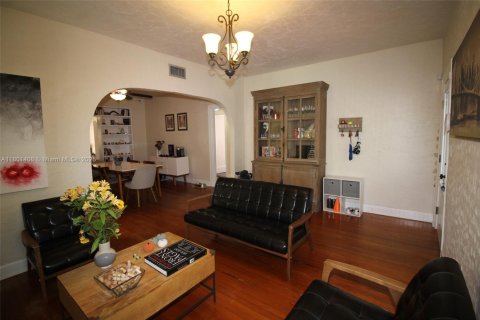 House in Coral Gables, Florida 3 bedrooms, 142.51 sq.m. № 1730540 - photo 6