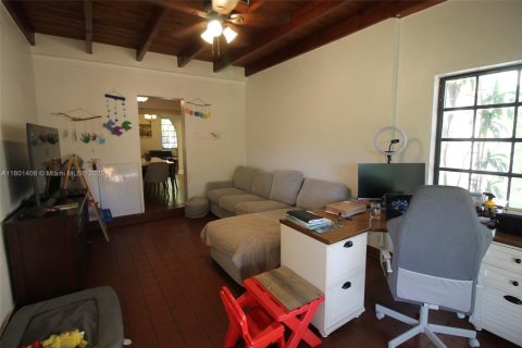 House in Coral Gables, Florida 3 bedrooms, 142.51 sq.m. № 1730540 - photo 9