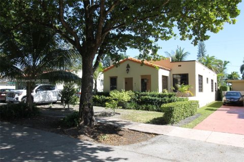 House in Coral Gables, Florida 3 bedrooms, 142.51 sq.m. № 1730540 - photo 1
