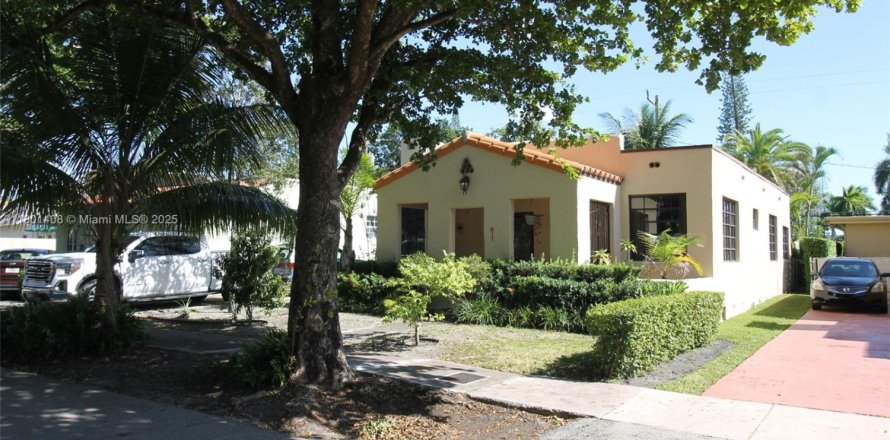 House in Coral Gables, Florida 3 bedrooms, 142.51 sq.m. № 1730540
