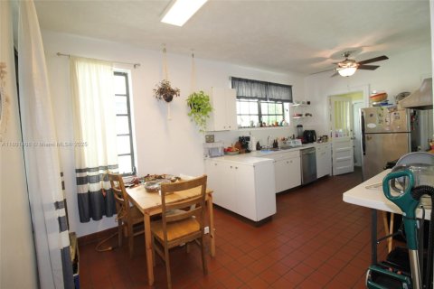 House in Coral Gables, Florida 3 bedrooms, 142.51 sq.m. № 1730540 - photo 13
