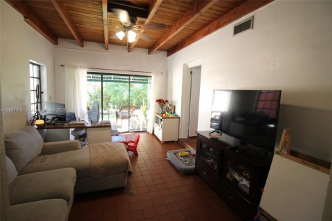House in Coral Gables, Florida 3 bedrooms, 142.51 sq.m. № 1730540 - photo 8