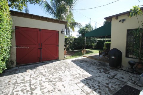 House in Coral Gables, Florida 3 bedrooms, 142.51 sq.m. № 1730540 - photo 27