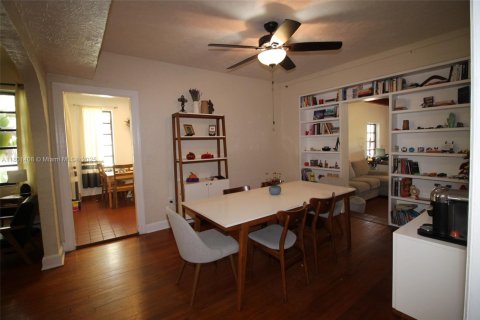 House in Coral Gables, Florida 3 bedrooms, 142.51 sq.m. № 1730540 - photo 12