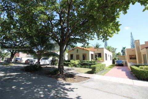 House in Coral Gables, Florida 3 bedrooms, 142.51 sq.m. № 1730540 - photo 2