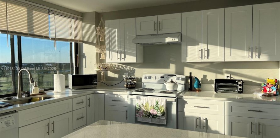 Condominio en West Palm Beach, Florida, 2 dormitorios  № 1976094