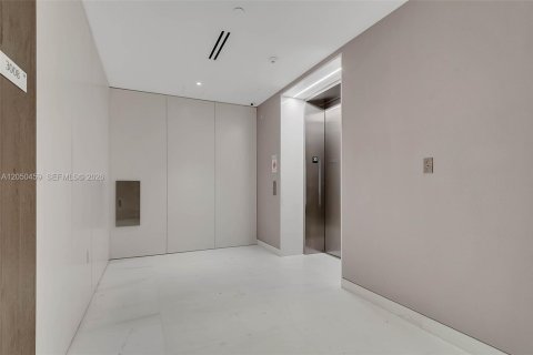 Condo in Miami, Florida, 1 bedroom  № 2251137 - photo 3