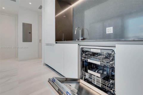 Condo in Miami, Florida, 1 bedroom  № 2251137 - photo 5