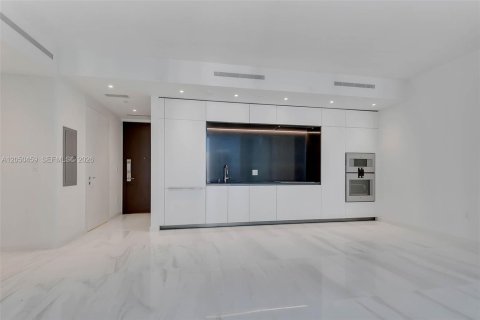 Condo in Miami, Florida, 1 bedroom  № 2251137 - photo 14