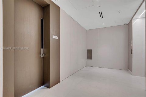 Condo in Miami, Florida, 1 bedroom  № 2251137 - photo 2