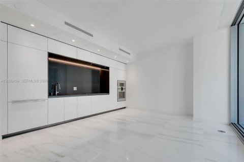 Condo in Miami, Florida, 1 bedroom  № 2251137 - photo 6