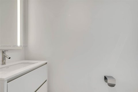 Condo in Miami, Florida, 1 bedroom  № 2251137 - photo 19