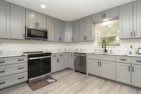 House in Spring Hill, Florida 4 bedrooms, 204.38 sq.m. № 1906348 - photo 16