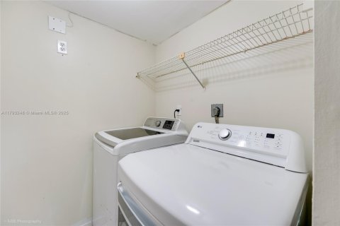 Купить кондоминиум в Хайалиа, Флорида 2 спальни, 91.04м2, № 2042676 - фото 6