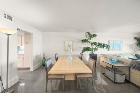 Condo in Sarasota, Florida, 2 bedrooms № 2114462 - photo 16