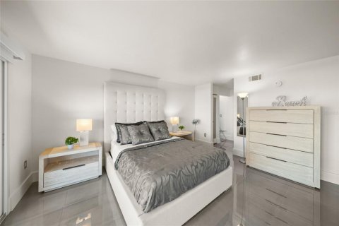 Condo in Sarasota, Florida, 2 bedrooms № 2114462 - photo 25
