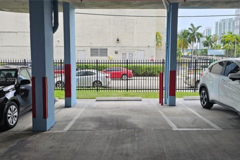 Condo in Miami, Florida, 2 bedrooms  № 1896770 - photo 24