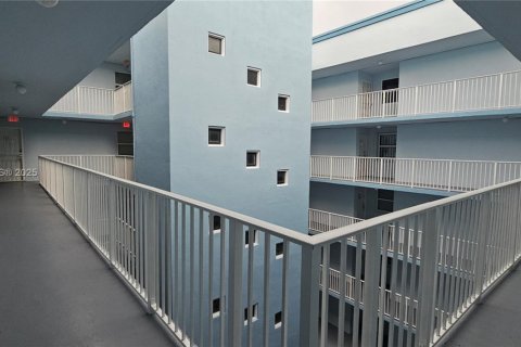 Condo in Miami, Florida, 2 bedrooms  № 1896770 - photo 22